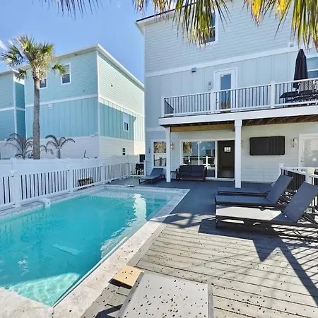 Family Beach House With Pool - Blocks From Beach